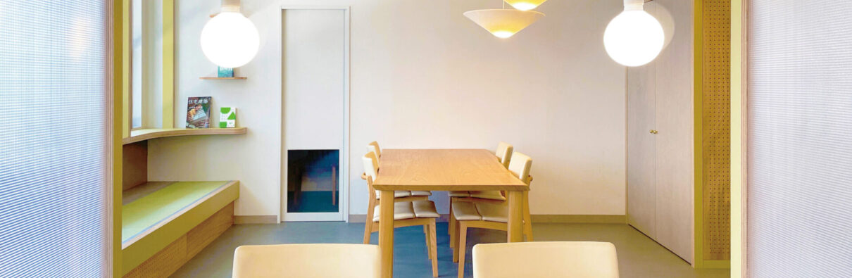 女性が利用するコワーキングスペースの内観1