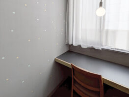 東広島市役所前のシェアオフィス来音の壁面